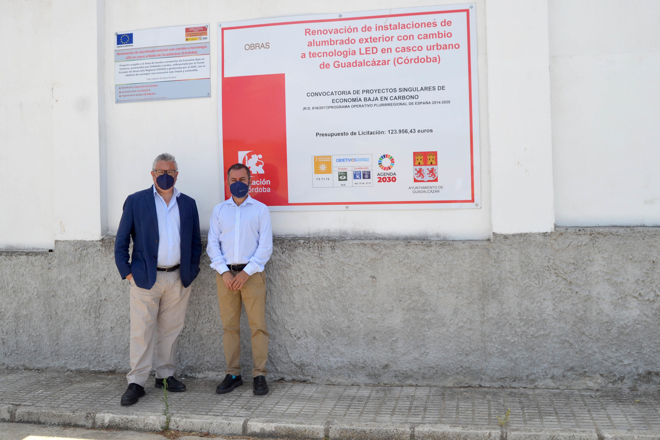 Morales y Estepa posan junto al cartel de la obra.