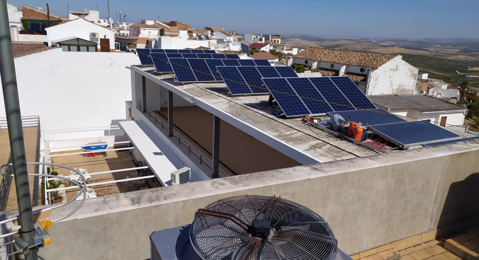 Foto Imagen de placas fotovoltaicas en Montemayor.