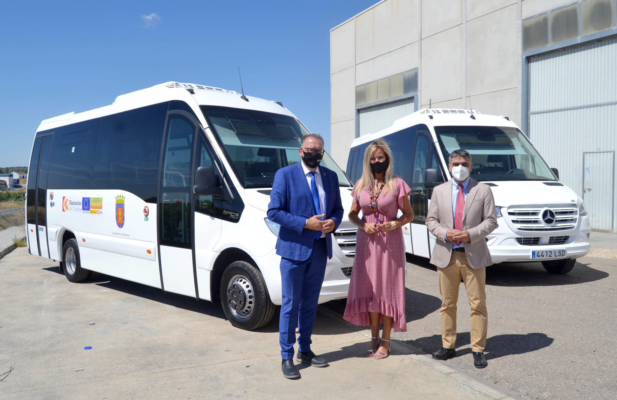 La Diputación de Córdoba entrega al Ayuntamiento de Bujalance dos microbuses de biodiésel para el transporte colectivo de viajeros