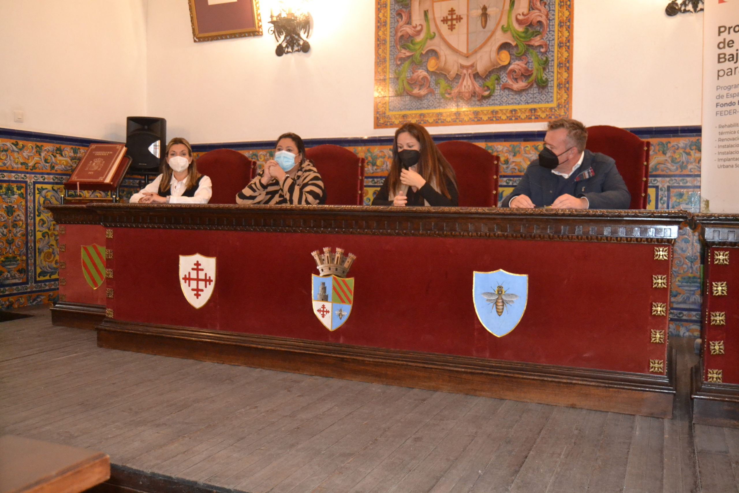 Dolores Amo y Silvia Mellando, en el centro, rodeadas de una concejala y el representante de la empresa constructora.